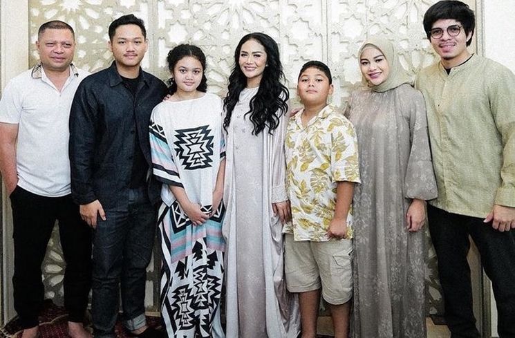 Artis Beda Ayah tapi Akur Saling Sayang (Instagram/@krisdayantilemos)