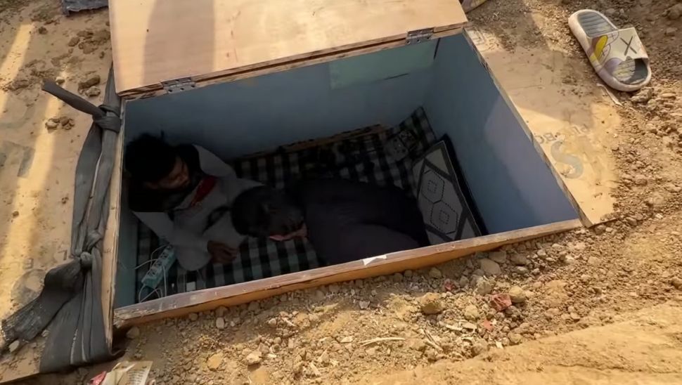 Viral Pria India Bikin Tantangan Mengubur Diri Sendiri di Dalam Tanah Malah Hampir Tewas (YouTube)