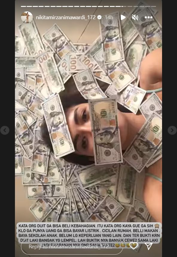 Nikita Mirzani pamer uang dollar (Instagram)