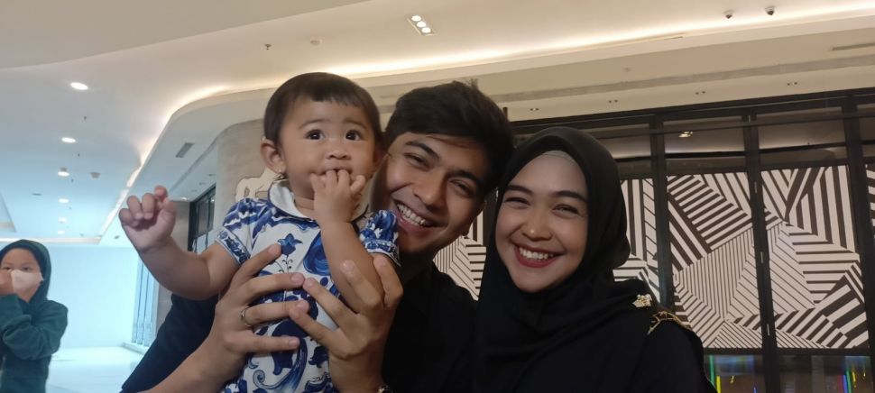 Ria Ricis, Teuku Ryan dan Baby Moana ditemui di sebuah mal di kawasan Jakarta Barat, Sabtu (3/6/2023). [Rena Pangesti/Suara.com]