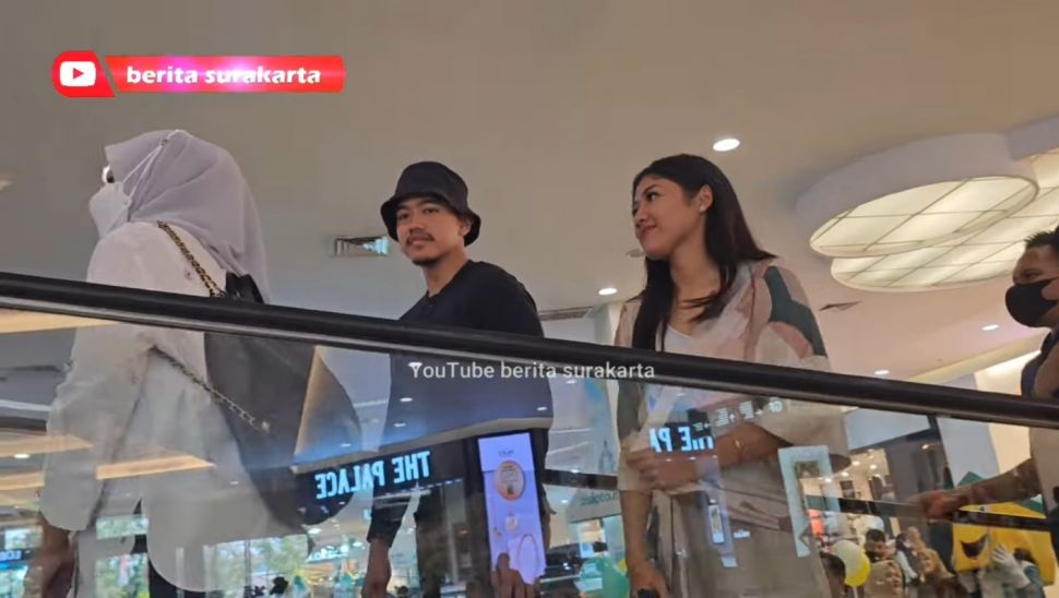 Iriana Jokowi Saat Berjalan-jalan di Mall Solo (YouTube/Berita Surakarta)