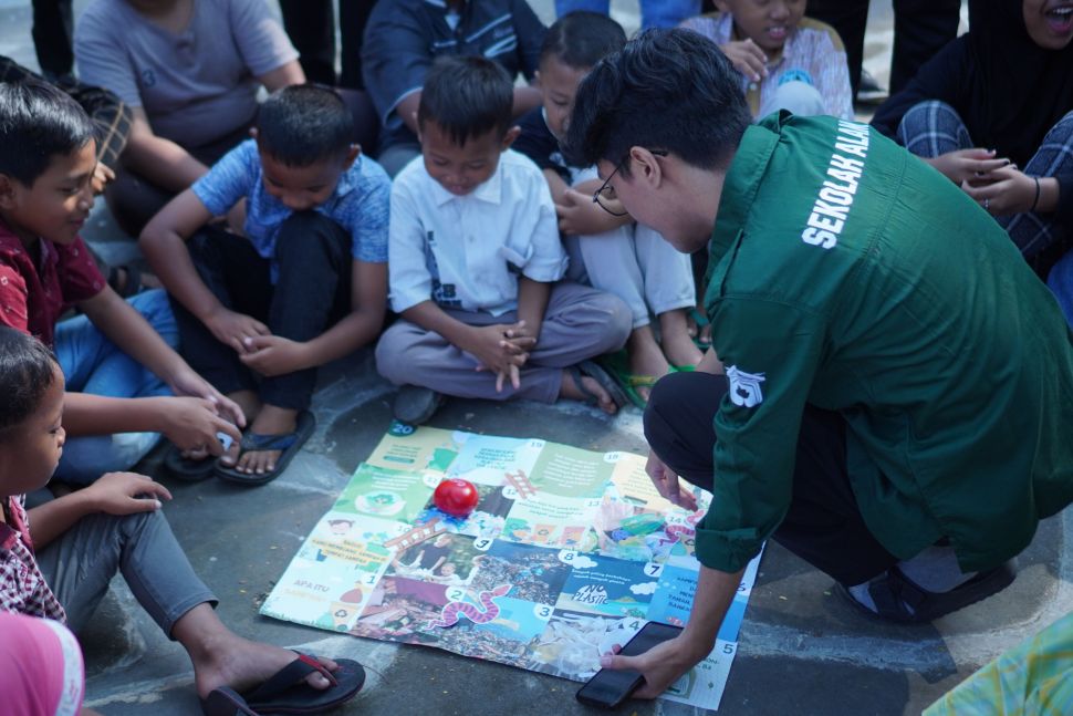 Peserta belajar dan bermain bersama Yoursay dan Sekolah Alam UGM mengikuti permainan ular tangga, Minggu (4/6/2023) (Yoursay)