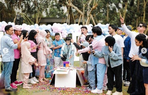 Potret Gen Halilintar di gender reveal anak kedua Aurel Hermansyah (Instagram/@genhalilintar)