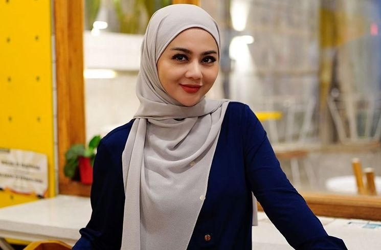 Potret Jenita Janet Mantab Berjilbab (Instagram/@jenitajanet)