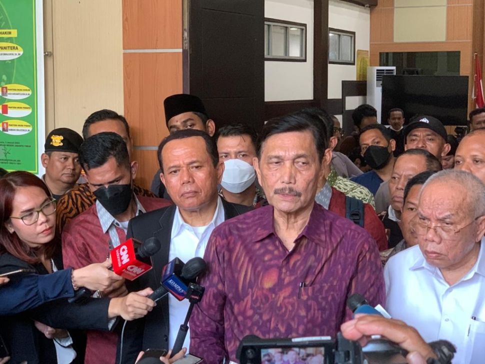 Menko Marves Luhut Binsar Pandjaitan usai mengikuti sidang di Pengadilan Negeri Jakarta Timur pada Kamis (8/6/2023). [Suara.com/Rakha]