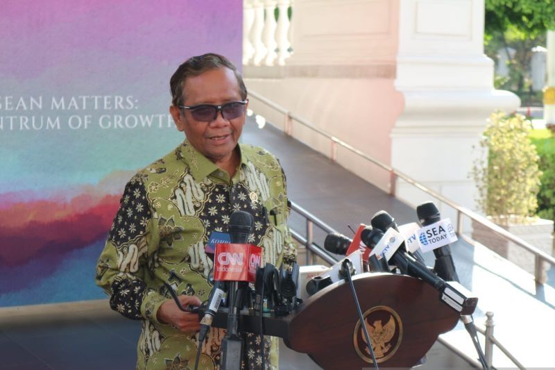 Menteri Koordinator Bidang Politik, Hukum, dan Keamanan (Menkopolhukam) Mahfud MD memberikan keterangan di Kompleks Istana Kepresidenan, Jakarta, Jumat (9/6/2023). (ANTARA/Rangga Pandu Asmara Jingga)