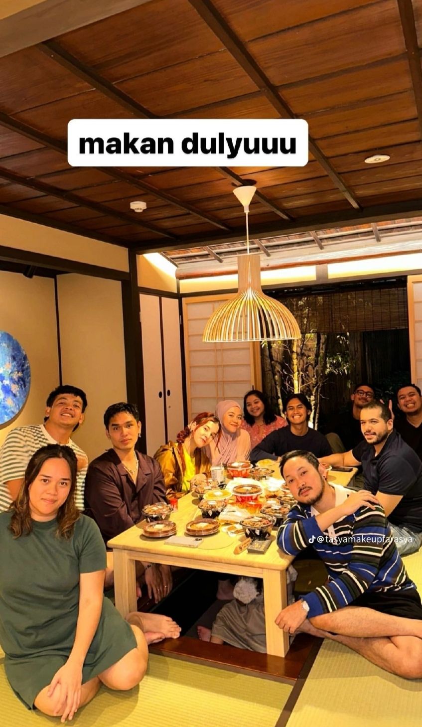 Tasya Farasya Makan Bareng Tim di Restoran Saat Liburan ke Jepang  (Instagram)