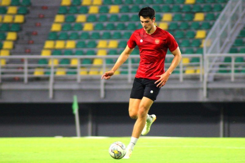 Pemain Timnas Indonesia Elkan Baggot menggiring bola saat mengikuti pemusatan latihan di Stadion Gelora Bung Tomo (GBT) Surabaya, Sabtu (10/6/2023). (ANTARA/Naufal Ammar Imaduddin)