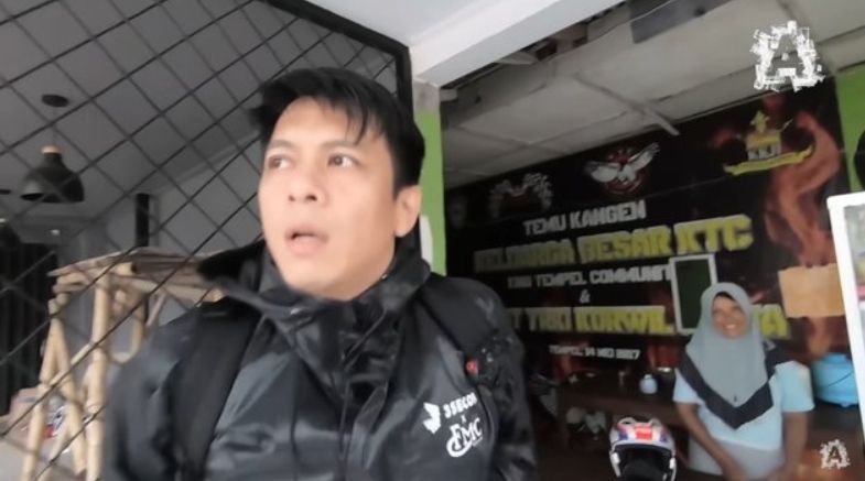 Potret Ariel NOAH Ngopi di Pinggir Jalan. (YouTube/Ariel Noah)