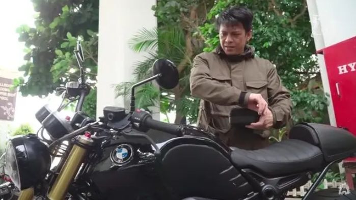 Potret Ariel NOAH Ngopi di Pinggir Jalan. (YouTube/Ariel Noah)