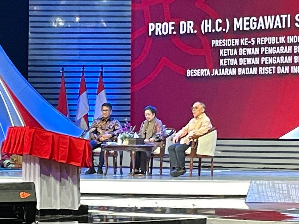 Ketua Dewan Pengarah BRIN Megawati Soekarnoputri diapit Direktur Utama LPP TVR Iman Brotoseno dan Kepala BRIN Laksana Tri Handoko dalam penandatanganan kerja sama TVRI dengan BRIN di Senayan, Jakarta pada Senin (12/6/2023). [Suara.com/Bagaskara]