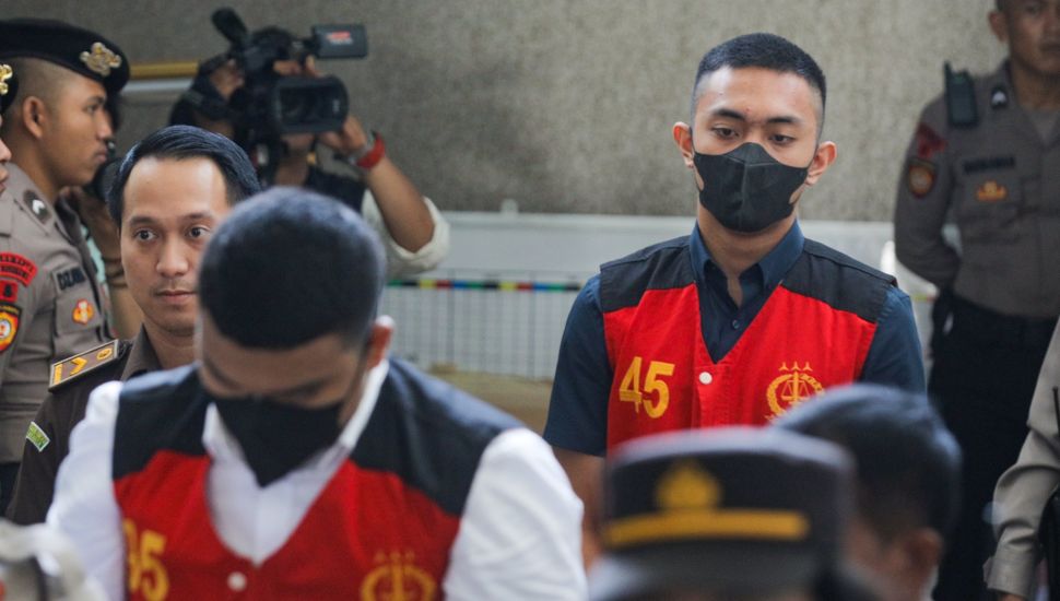 Terdakwa kasus penganiayaan David Ozora, Mario Dandy Satrio (kanan) dan Shane Lukas (kiri) saat tiba untuk mengikuti sidang lanjutan di Pengadilan Negeri Jakarta Selatan, Selasa (13/6/2023). [Suara.com/Alfian Winanto]