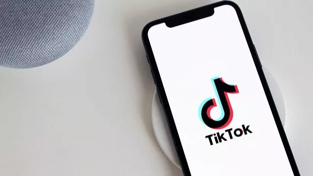 Ilustrasi logo aplikasi TikTok di layar smartphone untuk niche kategori spesifik