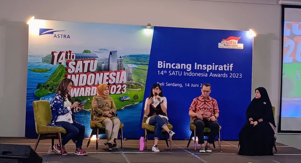 Head of Corporate Communication Astra, Boy Kelana Soebroto, berbincang menarik dengan Dewan juri Ir Tri Mumpuni, Dian Sastrowardoyo, dan penerima apresiasi, Elsa Maharani. [Suara.com/M.Aribowo]