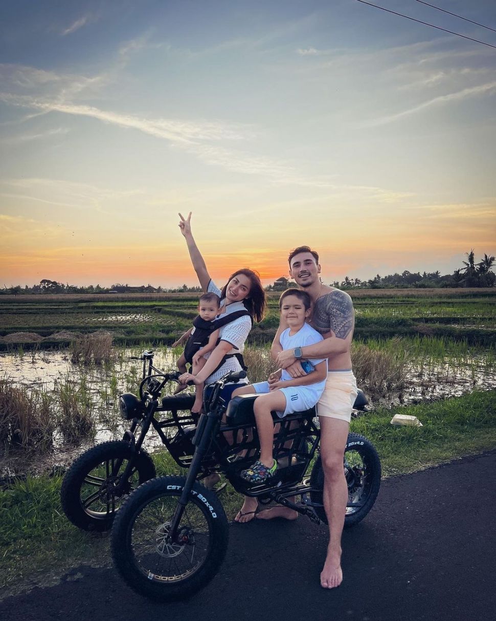 Jessica Iskandar dan Vincent Verhaag bersama kedua putra mereka. [Instagram]