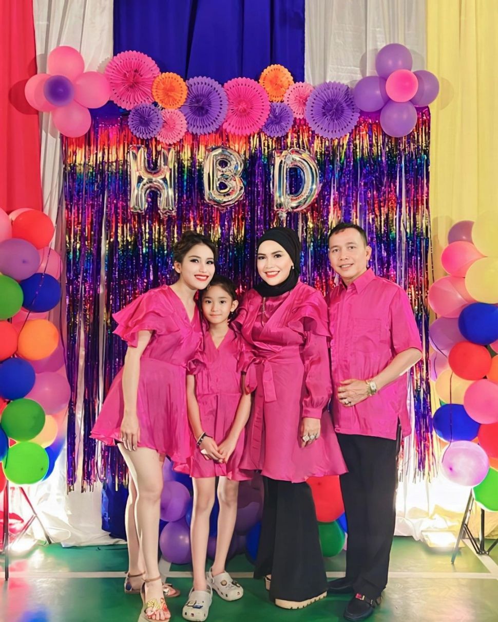 Ayu Ting Ting bersama Ayah Rozak, Umi Kalsum, dan Bilqis tampil kompak mengenakan baju pink di acara ulang tahun sang adik, Syifa. [Instagram]