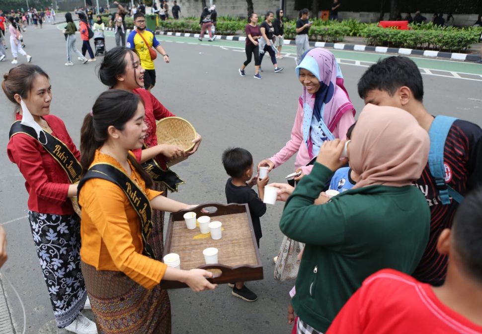 "Mbak Jamu" yang menyajikan jamu sehat secara gratis kepada masyarakat yang sedang melakukan jalan sehat di acara CFD. 