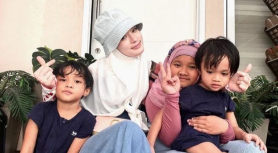 Inara Rusli dan anak-anaknya. [Instagram]