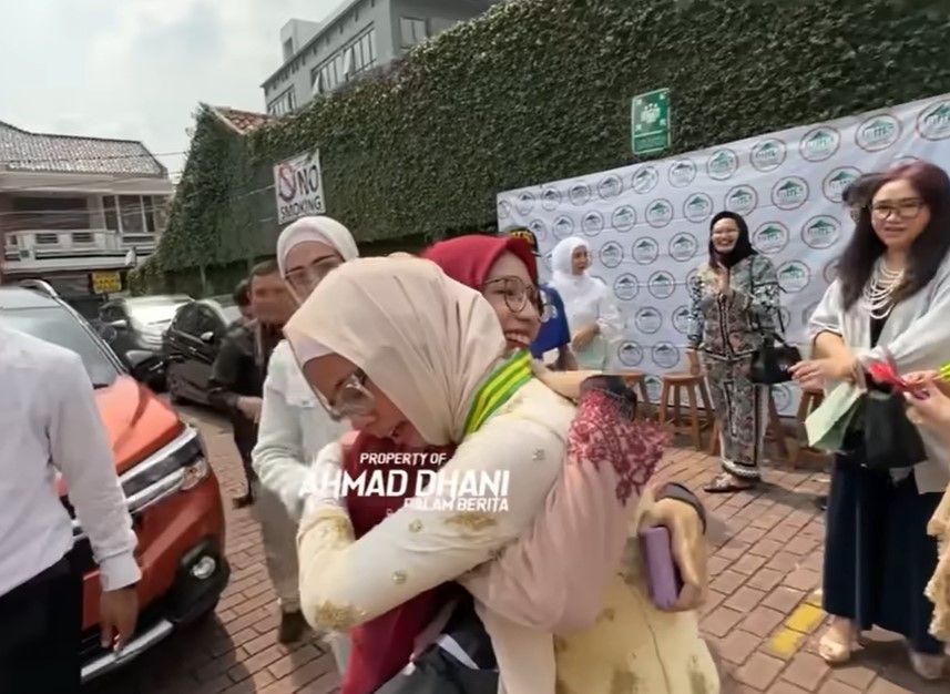 Momen kelulusan Shafeea Ahmad. (YouTube/Ahmad Dhani dalam Berita)