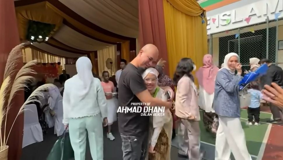 Momen kelulusan Shafeea Ahmad. (YouTube/Ahmad Dhani dalam Berita)