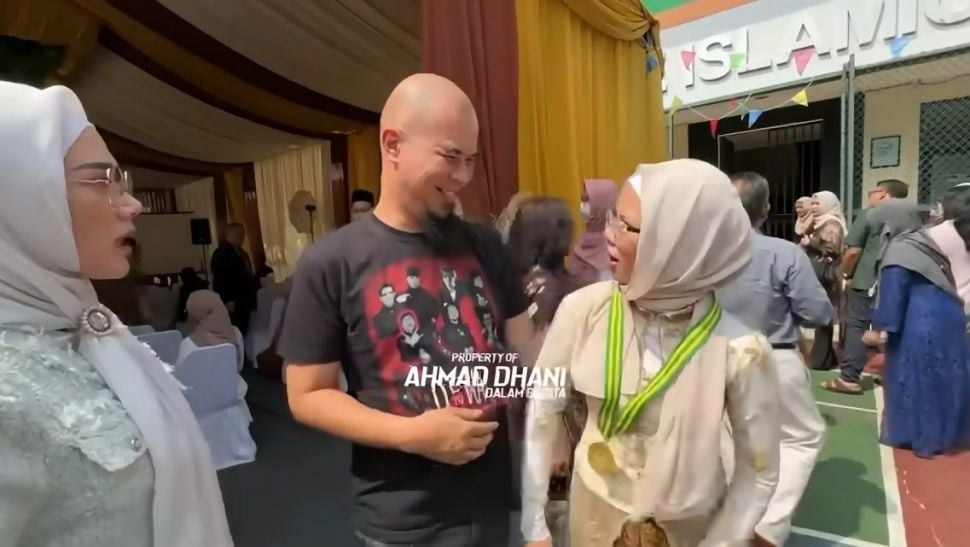 Momen kelulusan Shafeea Ahmad. (YouTube/Ahmad Dhani dalam Berita)