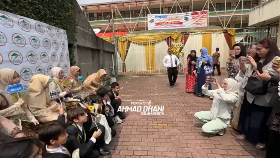 Momen kelulusan Shafeea Ahmad. (YouTube/Ahmad Dhani dalam Berita)