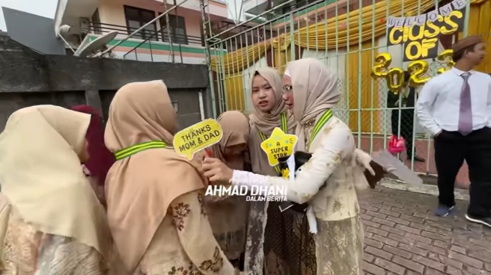 Momen kelulusan Shafeea Ahmad. (YouTube/Ahmad Dhani dalam Berita)