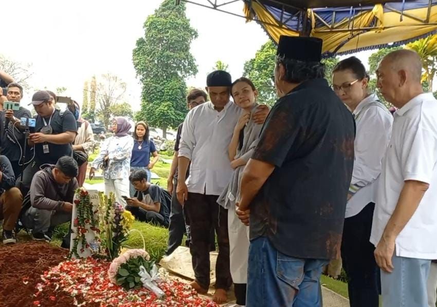 Michelle Joan saat memakamkan ibunya di TPU Tanah Kusir, Jakarta Selatan pada Minggu (18/6/2023) [Suara.com/Tiara Rosana]