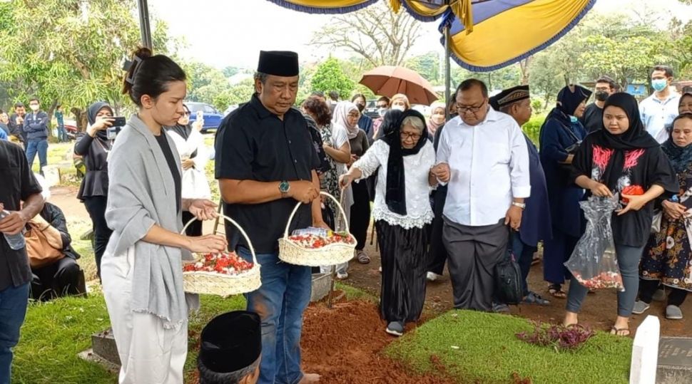 Michelle Joan saat memakamkan ibunya di TPU Tanah Kusir, Jakarta Selatan pada Minggu (18/6/2023) [Suara.com/Tiara Rosana]