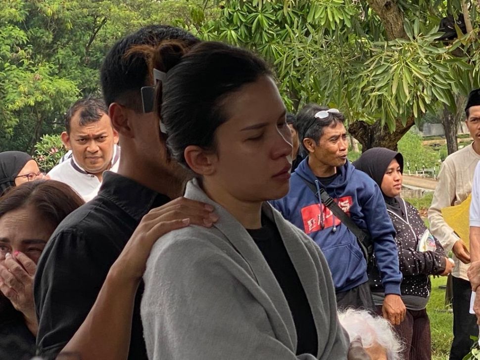 Michelle Joan saat memakamkan ibunya di TPU Tanah Kusir, Jakarta Selatan pada Minggu (18/6/2023) [Suara.com/Tiara Rosana]