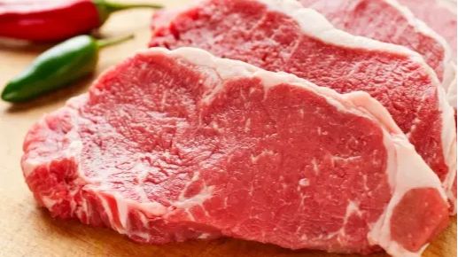 Daging sapi mentah berkualitas siap diolah dengan teknik perebusan yang tepat agar hasil empuk sempurna