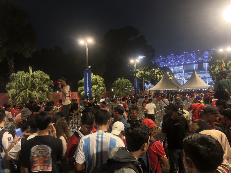 Penampakan ribuan penonton jelang pertandingan Timnas Indonesia vs Argentina di SUGBK Jakarta. (Suara.com/Faqih)