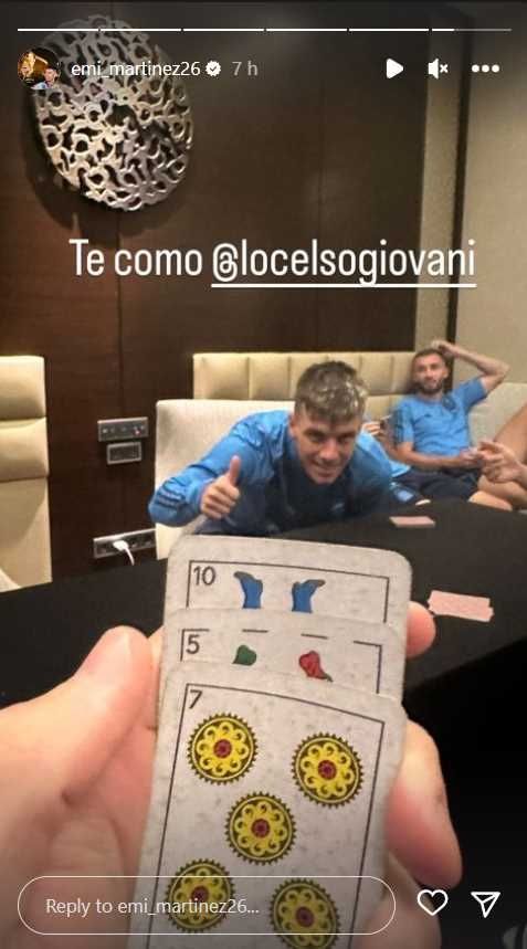 Kiper timnas Argentina, Emiliano Martinez mengunggah foto yang memperlihatkan dia dan rekan-rekannya tengah bermain kartu remi di hotel jelang laga kontra Timnas Indonesia. [IG/@emi_martinez26]