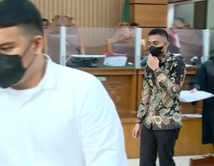 Jaksa penuntut umum (JPU) menegur Mario Dandy Satriyo yang menggunakan kemeja batik di sidang kasus penganiayaan berat berencana David Ozora, Selasa (20/6/2023). (Suara.com/Rakha)