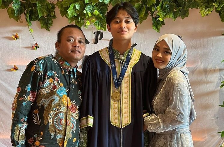 Potret Wisuda Rizwan Anak Sule (Instagram/@ferdinan_sule)