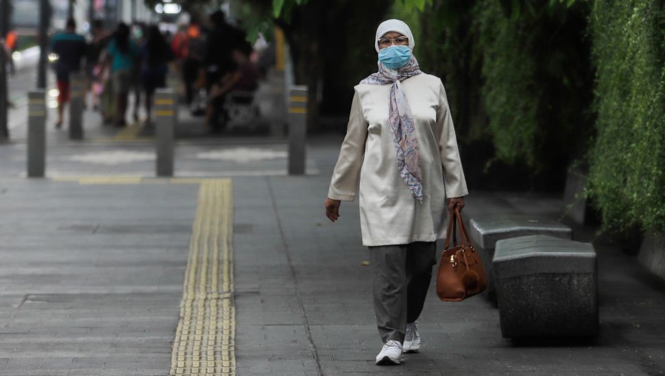 Pejalan kaki memakai masker saat melintas di Kawasan Bundaran HI, Jakarta, Rabu (21/6/2023). [Suara.com/Alfian Winanto]