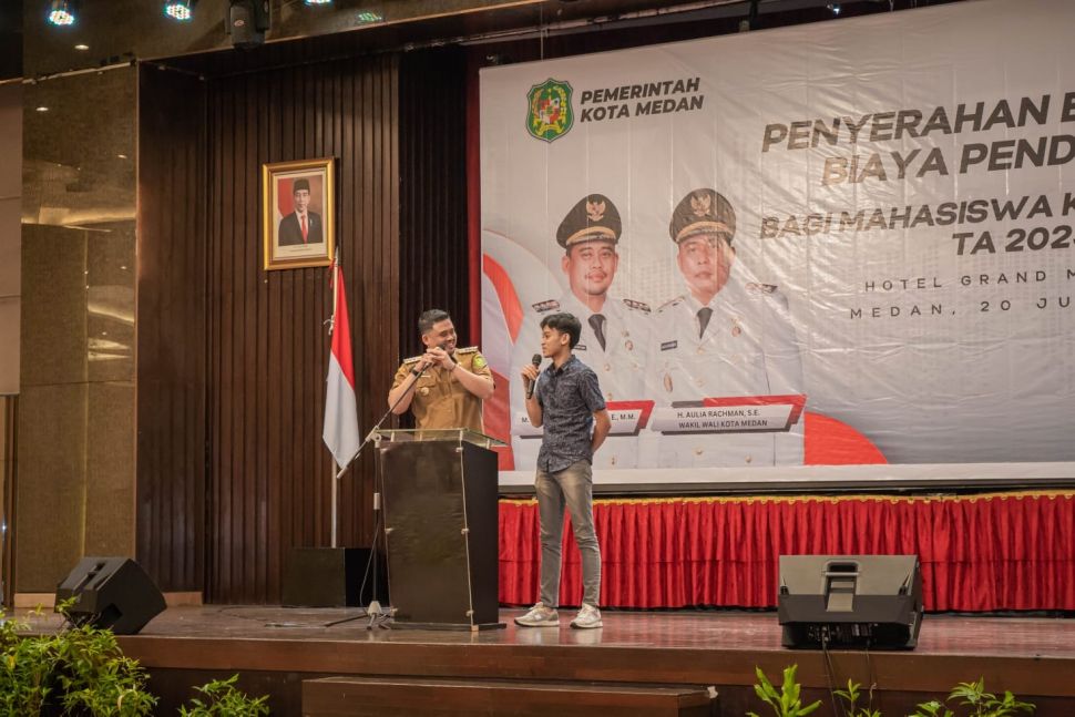 Penyerahan bantuan pendidikan oleh Wali Kota Medan, Bobby Nasution kepada para mahasiswa di Kota Medan. (Dok: Pemkot Medan)