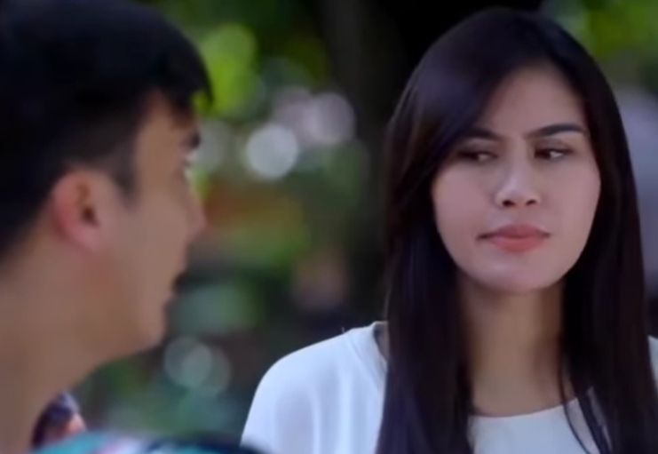 Adegan FTV Syahnaz Sadiqah dan Rendy Kjaernett. (Instagram/ pakde.brengos)