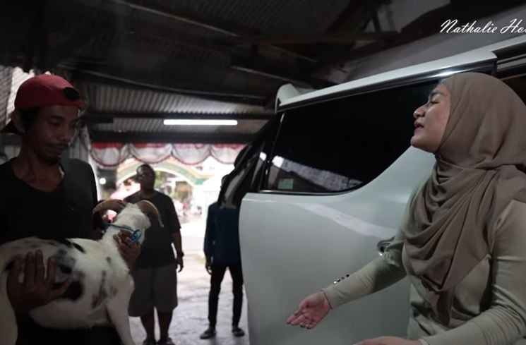 Momen Nathalie Holscher ajak kambing kurban naik Alphard. (YouTube/NATHALIE HOLSCHER)