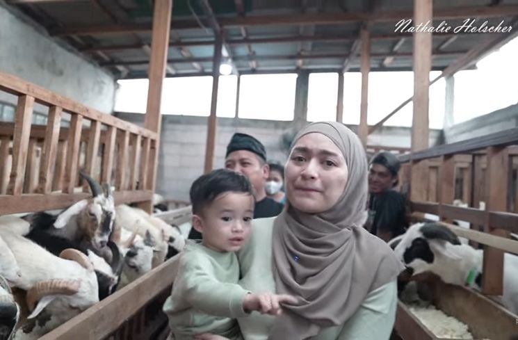 Momen Nathalie Holscher ajak kambing kurban naik Alphard. (YouTube/NATHALIE HOLSCHER)