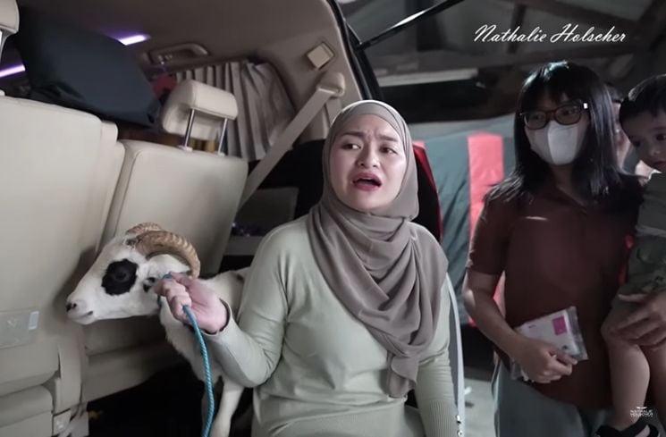 Momen Nathalie Holscher ajak kambing kurban naik Alphard. (YouTube/NATHALIE HOLSCHER)