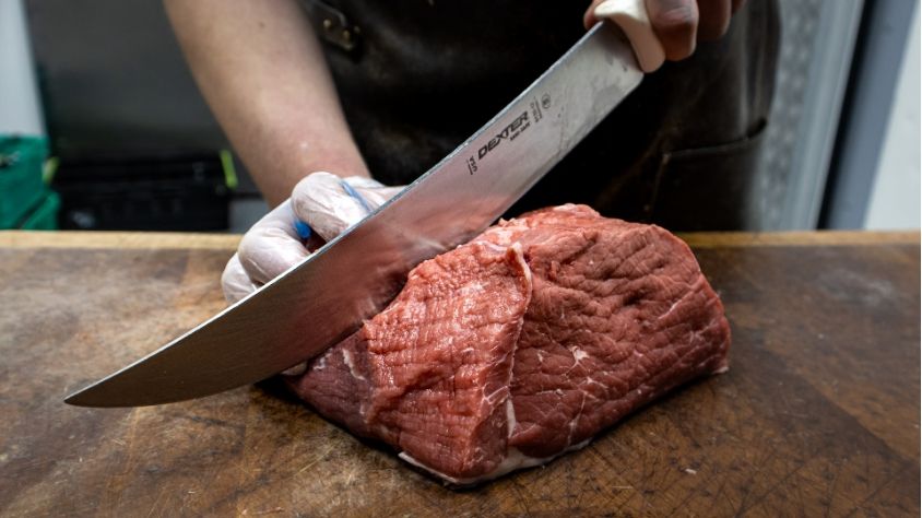 Daging sapi sedang direbus dalam panci dengan tambahan bumbu rempah aromatik untuk hidangan keluarga spesial