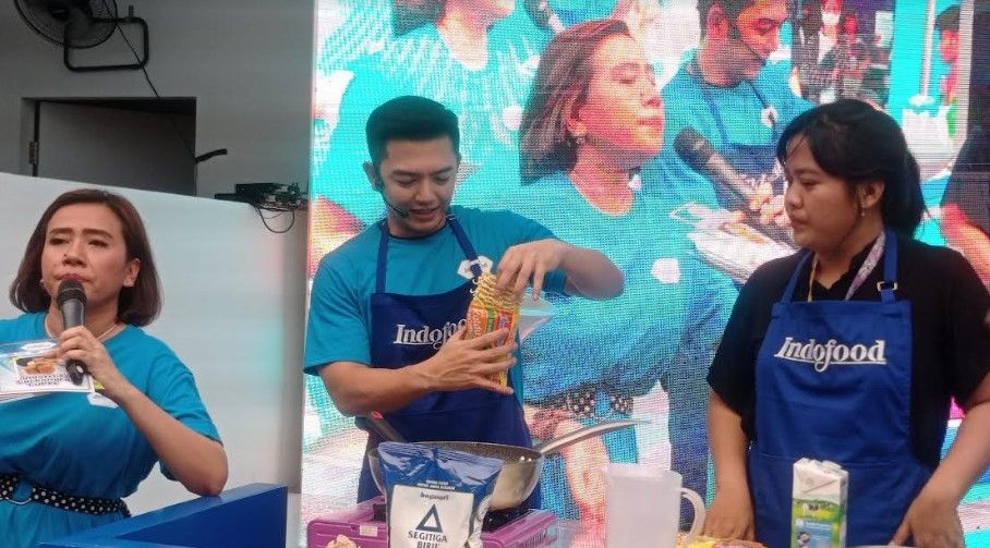 Nicky Tirta Ikut 'Jaga' Warmindo di Stan Indofood Jakarta Fair 2023. (Suara.com/FajarRamadhan