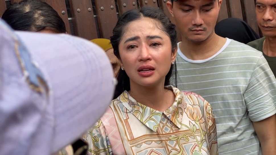 Dewi Perssik usai menghadiri mediasi dengan Ketua RT terkait dugaan penolakan sapi kurban di kawasan Lebak Bulus, Jakarta, Kamis (29/6/2023). [Suara.com/ Adiyoga Priyambodo]