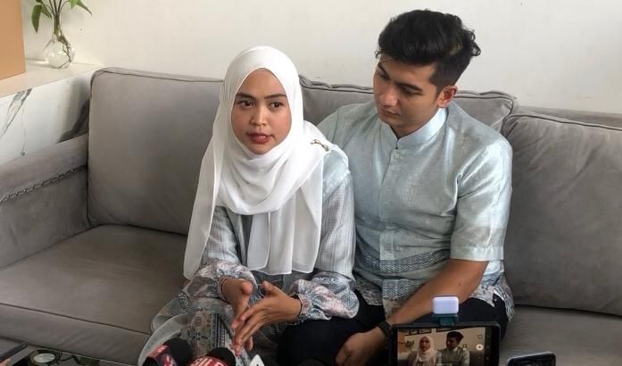 Ria Ricis dan Teuku Ryan ditemui di Bintaro, Tangerang Selatan pada Kamis (29/6/2023). [Suara.com/Rena Pangesti]