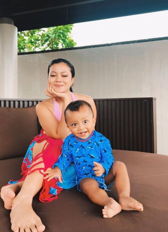 Potret Hanum Mega momong anak (Instagram/@real.hanummegaa)