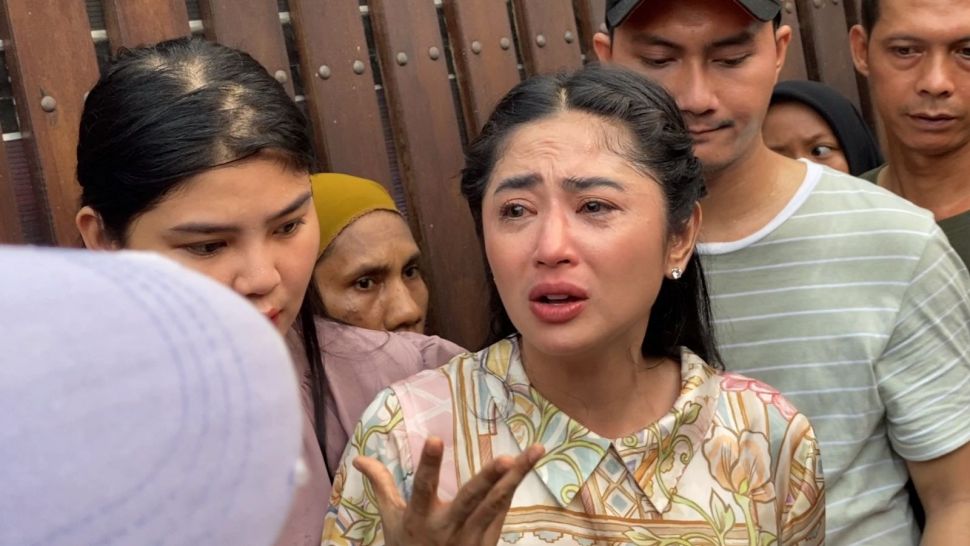 Dewi Perssik usai menghadiri mediasi dengan Ketua RT terkait dugaan penolakan sapi kurban di kawasan Lebak Bulus, Jakarta, Kamis (29/6/2023). [Suara.com/ Adiyoga Priyambodo]