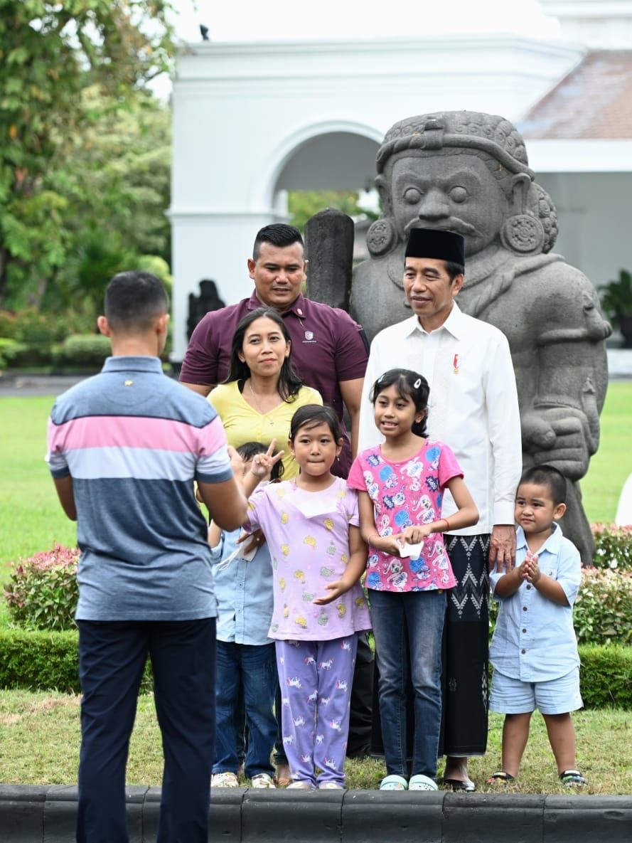 Presiden Joko Widodo atau Jokowi bersama Sedah Mirah Nasution dan Panembahan Al Nahyan Nasution merayakan Hari Raya Idul Adha 1444 Hijriah di Istana Kepresidenan Yogyakarta, Kamis (29/6/2023). (Kris - Biro Pers Sekretariat Presiden)