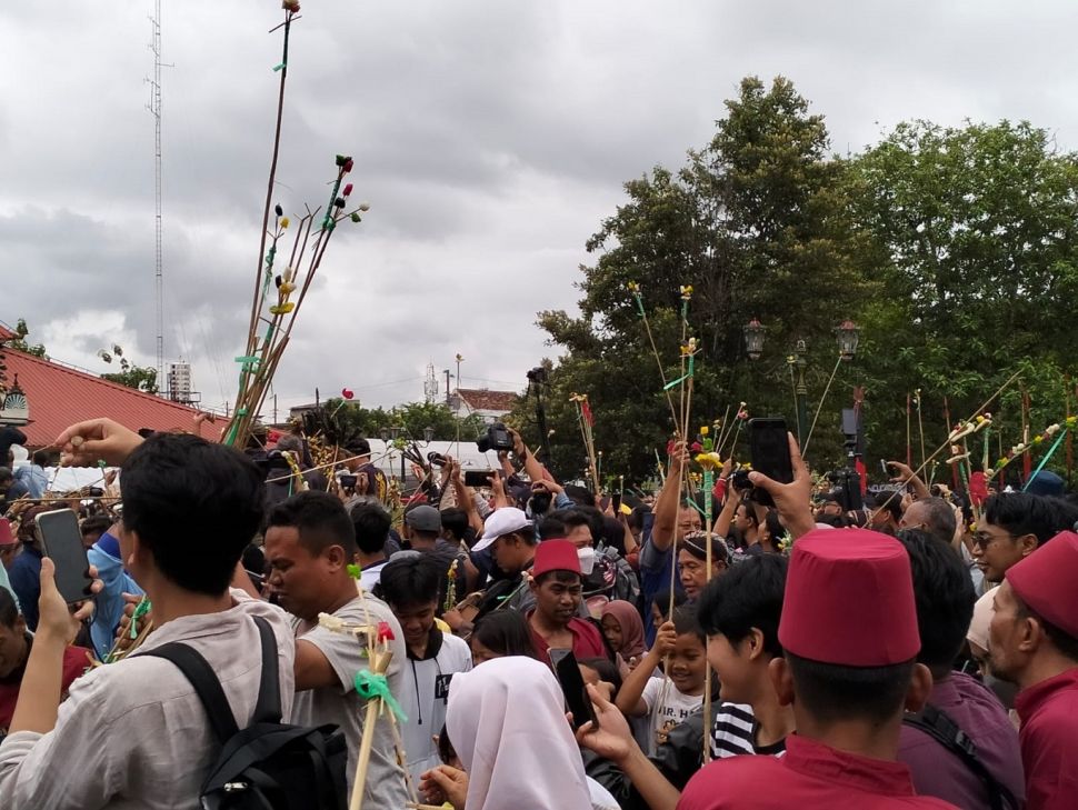 Para warga merayah gunungan Garebeg Besar di Masjid Gedhe Kauman, Kamis (29/6/2023). [Kontributor Suarajogja.id/Putu Ayu Palupi]