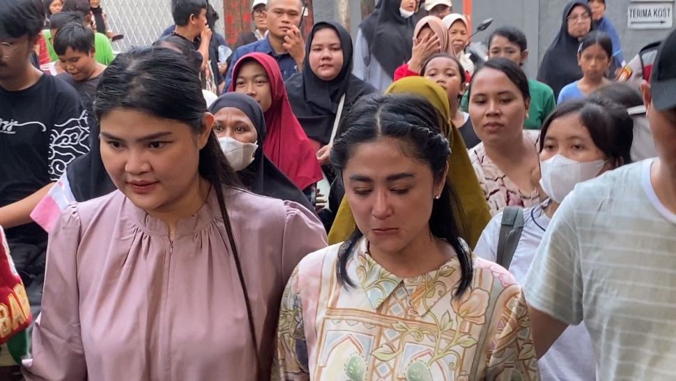 Dewi Perssik usai menghadiri mediasi dengan Ketua RT terkait dugaan penolakan sapi kurban di kawasan Lebak Bulus, Jakarta, Kamis (29/6/2023). [Suara.com/ Adiyoga Priyambodo]